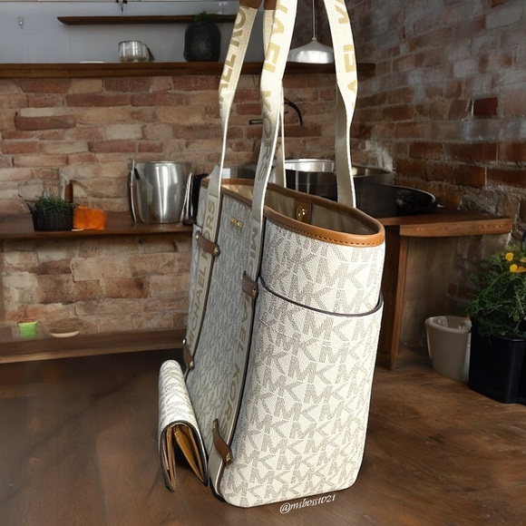 Micheal Kors Maeve Large Tote + Wallet in Vanilla NWT - Picture 3 of 7